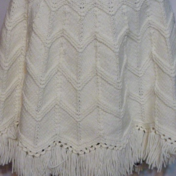 Hand knitted button -up poncho w/ fringes - Picture 5 of 7